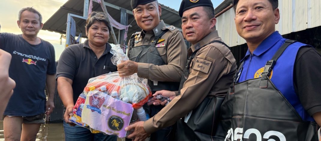 “ ผู้การนครปฐม ! ลงพื้นที่นครชัยศรี ลุยน้ำนำเครื่องอุปโภคบริโภคช่วยเหลือเพื่อบรรเทาความเดือดร้อน ผู้ประสบภัยน้ำท่วมในพื้นที่วัดลานตากฟ้า”