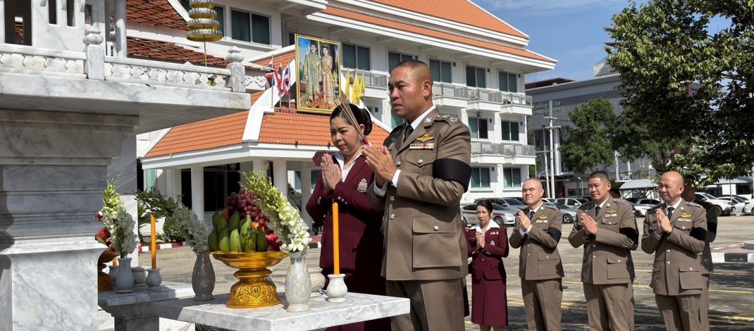 ” ผู้การจังหวัด พิทักษ์ ร่วมกับคุณปุญภา อุปพงษ์ประธานแม่บ้านตำรวจ ภ.จว.นครปฐม ร่วมพิธีเจริญ พระพุทธมนต์วันตำรวจ “