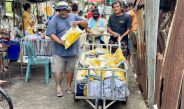 นทบุรี เกาะเกร็ดไม่ทิ้งกัน! จิตอาสชาวหมู่ 5 วัดมะขามทองเข็นข้าวสาร 150 ถุง