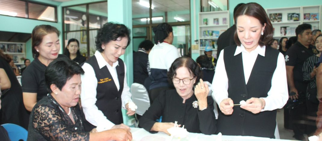 ชาวสุราษฎร์ร่วมใจทำดอกไม้จันทน์ “ดอกบัวผุด” ดอกไม้ประจำจังหวัด “โครงการร้อยรักรวมใจถวายอาลัยแม่หลวงของแผ่นดิน ”